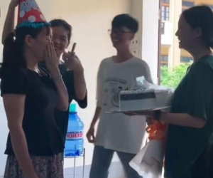 Cô giáo bật khóc trước 'màn kịch' đầy bất ngờ mà cả lớp dày công chuẩn bị để tổ chức sinh nhật cho mình