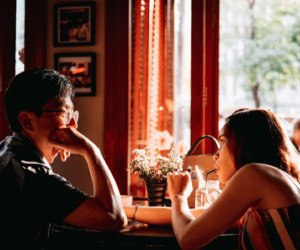 Thanh niên ngoan hiền 30 tuổi mới có lần hẹn hò đầu tiên, bố mẹ sốt sắng chuẩn bị 'ba con sâu' cho con trai bỏ túi: 'Chuyện gì cũng có thể xảy ra hết'