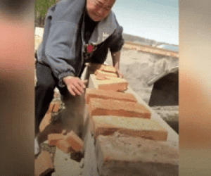 Clip: Cao thủ kung fu đập vỡ một lúc 122 viên gạch bằng tay không