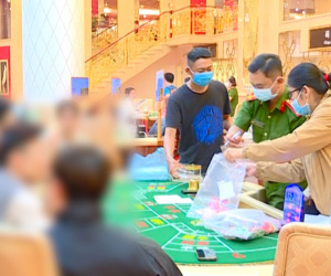 Đột kích sòng bạc 'ẩn mình' dưới tầng hầm khách sạn 5 sao, thu giữ hàng trăm nghìn USD