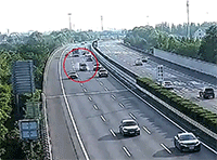 Kinh hoàng xe bán tải nổ lốp lộn nhiều vòng trên cao tốc