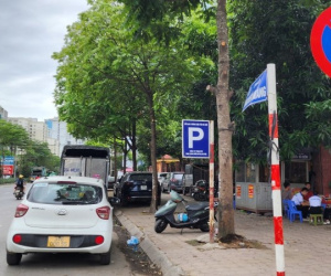 Biển cấm đỗ và biển trông giữ xe cùng một vị trí, liệu có nghịch lý?