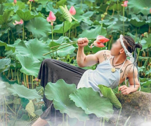 Đàn ông mặc yếm chụp ảnh với hoa sen - trò lố 'phản cảm gây chú ý'