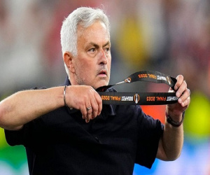 Mourinho ném huy chương, mỉa mai trọng tài sau thất bại