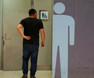 Bị sa thải vì sử dụng toilet trong giờ làm việc gần 4 tiếng đồng hồ mỗi ngày