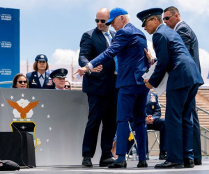 Tổng thống Biden ngã trên sân khấu Học viện Không quân