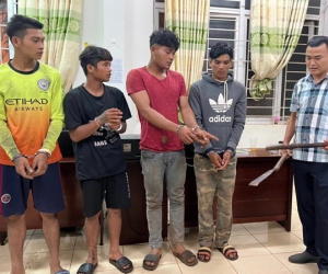Bắt nhóm đối tượng bịt mặt đập phá xe khách