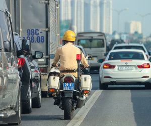 Tài xế xe khách 'sốc' với mức phạt đi vào làn khẩn cấp đường Vành đai 3