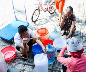 Hà Nội: Hàng trăm người dân đội nắng đi lấy nước tích trữ