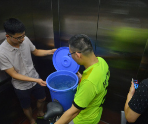 Chung cư mất nước giữa đêm Hà Nội nóng hầm hập, trăm hộ dân lỉnh kỉnh xô chậu