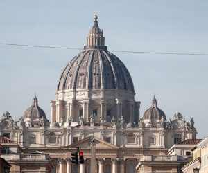Người đàn ông cởi quần áo nhảy lên bàn thờ ở Vương cung thánh đường St.Peter, Vatican
