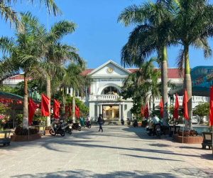 Tivi ở nhà hỏng, hiệu trưởng mượn của trường về dùng suốt 1 tháng