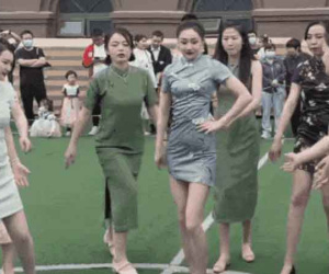 Đến trường con, các mẹ mặc váy ngắn nhảy nhót, nhiều ông bố đứng xem cũng 'ngượng chín mặt'