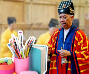 Cha mẹ Trung Quốc lên kế hoạch 'làm phép' cho dụng cụ học tập của con trước kỳ thi quan trọng đầu đời