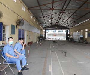 Cảnh khó tin ở trung tâm đăng kiểm, nhân viên rảnh việc ngồi chơi