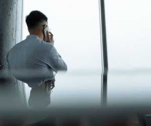 Em vợ gọi vay tiền rồi quên cúp máy, tôi choáng váng phát hiện sự thật