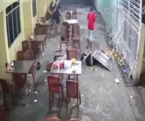 CLIP: Người phụ nữ bị đánh dã man tại quán ăn