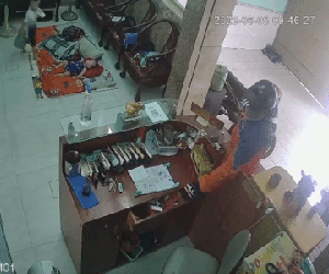 Clip: Đứa trẻ 'ngơ ngác' chứng kiến kẻ gian ngang nhiên vào nhà trộm đồ