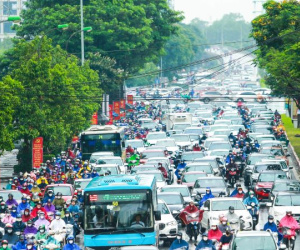 Hà Nội đón 'mưa vàng' giải nhiệt, nhiều tuyến phố ùn tắc