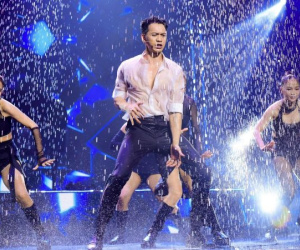 Chủ tịch nghìn tỷ nhảy dưới mưa và câu hỏi hot nhất mạng xã hội