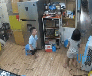Chị gái có hành động xử trí cực thông minh khi em út hóc dị vật, bố mẹ xem lại camera mà mát lòng mát dạ