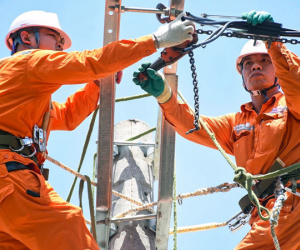 EVN giải thích việc xin tăng giá điện, nhưng vẫn gửi ngân hàng vạn tỷ đồng