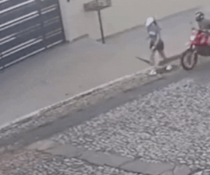 Clip: Sàm sỡ cô gái, nam thanh niên đi xe máy nhận ngay kết đắng