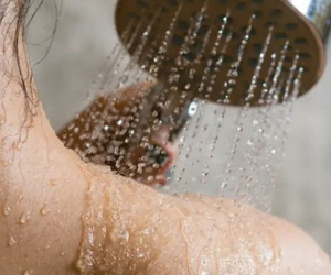 Đang tắm bị tắc cống sẽ thật bực mình, hãy nhớ những cách đơn giản hiệu quả này để dùng khi cần