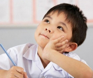 Thấy họ tên của học sinh quá độc lạ, cô giáo càng bất ngờ khi biết tên của người mẹ