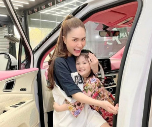 Con gái được lên lớp 2, chồng Đoàn Di Băng thưởng một xe hơi mui trần