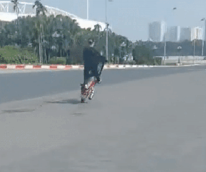Bốc đầu xe máy 600m trước sân Mỹ Đình, nam thanh niên bị công an triệu tập
