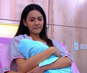Cuống cuồng vì con sốt, mẹ chồng còn mắng một câu khiến tôi uất ức bật khóc