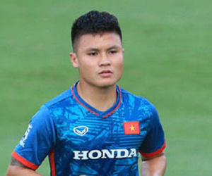 Quang Hải tập buổi đầu cùng đội tuyển Việt Nam, Giám đốc Takeshi theo dõi ông Troussier rèn quân