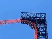 Mất điện, du khách bị treo ngược trên tàu cao tốc trong công viên giải trí