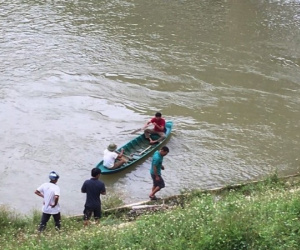 Vụ đâm vợ, đốt nhà hàng xóm rồi lao xe xuống sông tự tử: Có thông tin nghi phạm đã bò lên bờ