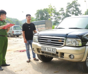 Dùng xe đặc chủng truy đuổi thanh niên điều khiển xe tông cảnh sát