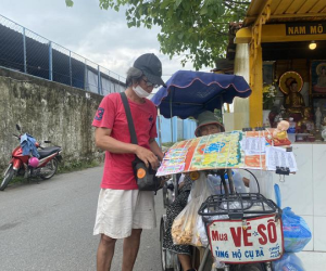 Người đàn ông nuôi mẹ của bạn thân ở TP Thủ Đức: Đút ăn, thay tã, tắm rửa không ngại việc gì