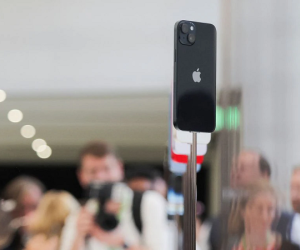 Apple, Amazon bị tố bắt tay làm giá iPhone