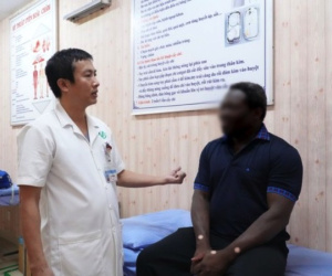 Bệnh nhân nước ngoài bị liệt 2 chân 8 năm, sang Việt Nam điều trị thành công