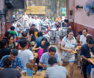 Phở Michelin ở Hà Nội, khách xếp hàng chờ, tự bê và ngồi vỉa hè thưởng thức