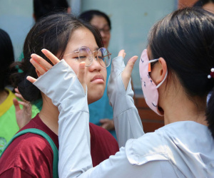 Nữ sinh bật khóc sau thi môn Văn vì... sợ viết quá dài