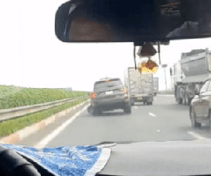 Ford Everest nổ một bên lốp vẫn chạy trên làn 100km/h cao tốc Pháp Vân-Cầu Giẽ