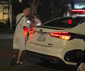 Người phụ nữ giúp đỡ nam sinh viên sau va chạm với ô tô