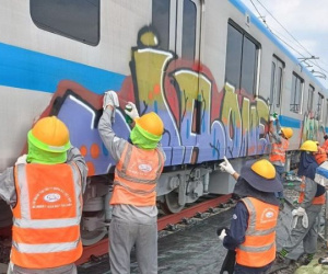 Người nước ngoài vẽ bậy lên tàu metro ở Thủ Đức