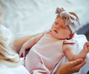 Bố chồng đặt tên rất hay cho cháu gái, nào ngờ con dâu đọc ngược lại, lập tức bắt đổi ngay