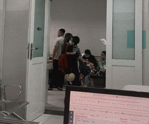 Nhói lòng trước câu chuyện của 'mẹ đơn thân' bế con trai tự kỷ vào bệnh viện khám bệnh, vài dòng trò chuyện mà ai nấy cũng phải rơi nước mắt
