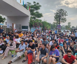 Phụ huynh ở Hà Nội xếp hàng xuyên đêm nộp hồ sơ cho con vào lớp 1