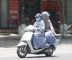 Áo chống nắng cuốn vào bánh xe, người phụ nữ bị chấn thương nặng