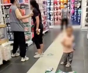 Bà mẹ mắng nhiếc nhân viên vì ngăn con mình phá hàng trong siêu thị