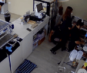 Clip: Cốc thủy tinh bất ngờ phát nổ "bí ẩn" khiến nhân viên bối rối